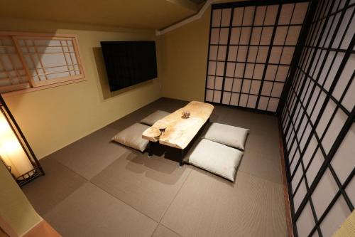 an overhead view of a room with a table and chairs at お宿 櫻川　Oyado Sakuragawa in Fujiyoshida