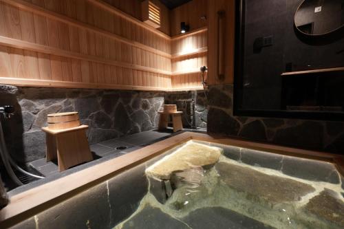 富士吉田的住宿－お宿 櫻川　Oyado Sakuragawa，带浴缸的浴室