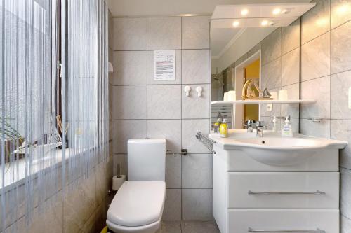 uma casa de banho com um WC e um lavatório em Ferienwohnung 1 em Damp