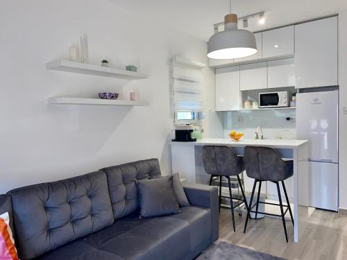 een woonkamer met een bank en een keuken bij Apartment Gala S in Kotor