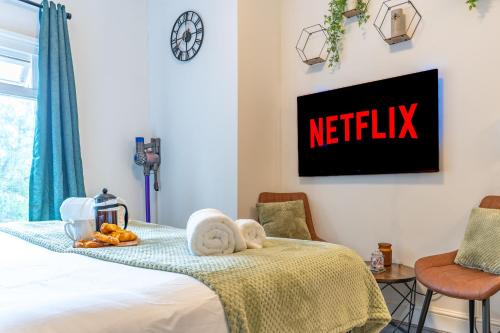 a bedroom with a bed with a netflix sign on the wall at Urban Artistic studio in Leicester in Leicester