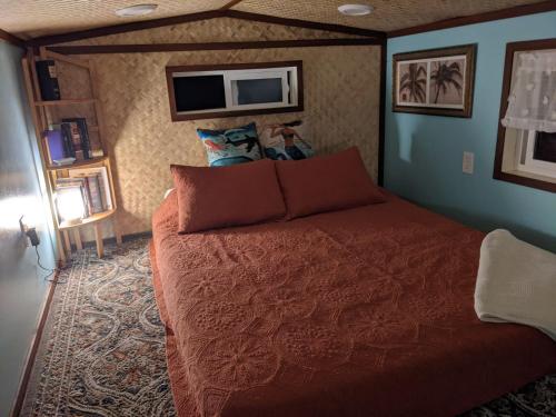 מיטה או מיטות בחדר ב-Country Cottage in Papa Bay