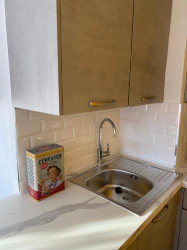 - un comptoir de cuisine avec un évier et une boîte de céréales dans l'établissement Cap Raphaël, à Saint-Raphaël