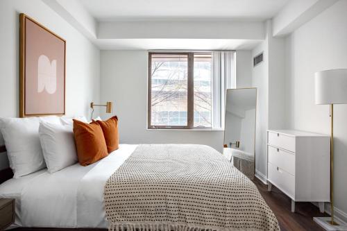 Voodi või voodid majutusasutuse Well-located Kendall Sq 1BR w balcony BOS-389 toas