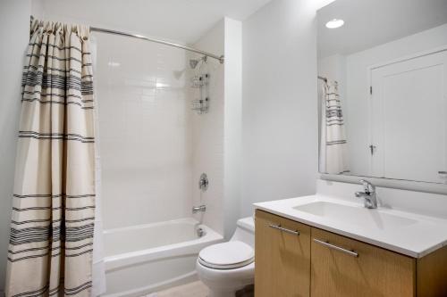 Vannituba majutusasutuses Well-located Kendall Sq 1BR w balcony BOS-389