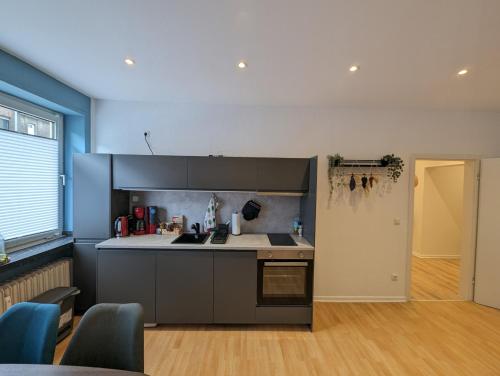 eine Küche mit einer Spüle und einem Herd in der Unterkunft cosy 2 bedroom apartment 75m2 in Mönchengladbach