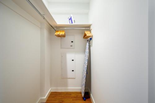 Koupelna v ubytování Chelsea 1BR w Balcony Doorman Gym NYC-135