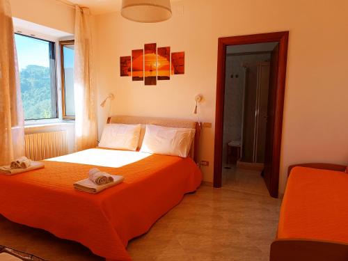 una camera da letto con un letto e due asciugamani di La Roccia Incantata Amalfi Coast a Vietri