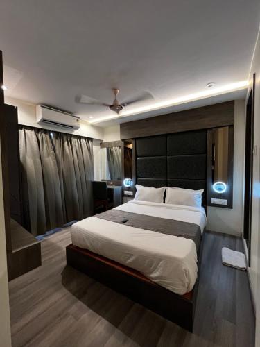 a bedroom with a large bed in a room at Hotel Classio Andheri - Near DN Nagar Metro Station in Mumbai