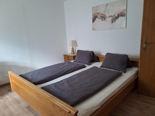 1 dormitorio con 2 camas y una foto en la pared en Ferienwohnung Egger, en Prägraten am Großvenediger
