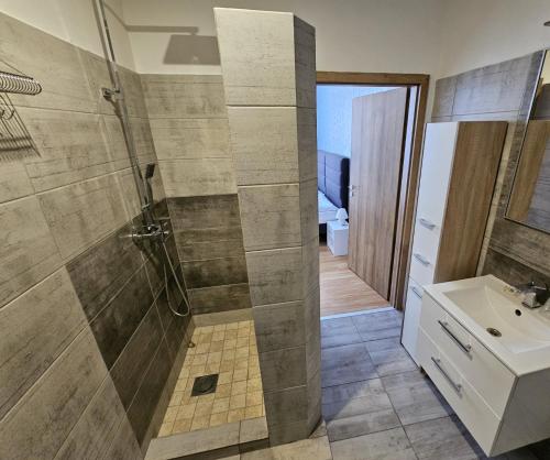 W łazience znajduje się prysznic i umywalka. w obiekcie Penzión TIME w Preszowie
