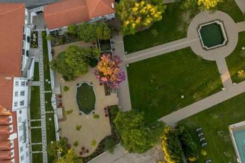 an overhead view of a park with flowers and trees at Valverde Santar Hotel & SPA - Relais & Châteaux in Santar