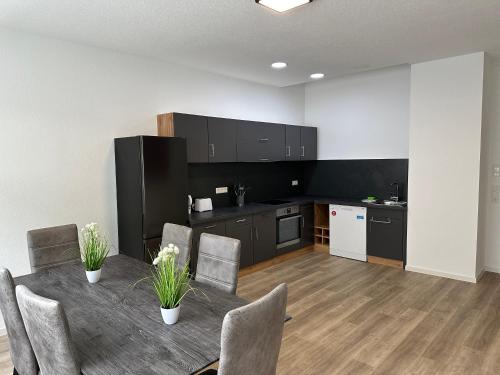 a kitchen and dining room with a table and chairs at Moderne Ferienwohnungen - Service wie im Hotel in Göppingen