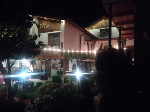 班斯科的住宿－NIKI HOUSE，一座建筑,在晚上有灯