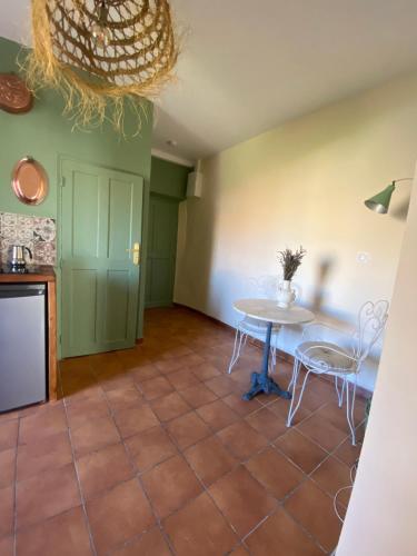 - une cuisine avec une table et des chaises dans la chambre dans l'établissement Casa Paloma, à Sanary-sur-Mer