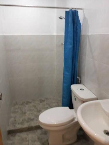 JOCANAI RESIDENCES Furnished Private Room في Lusong: حمام به مرحاض أبيض ومغسلة