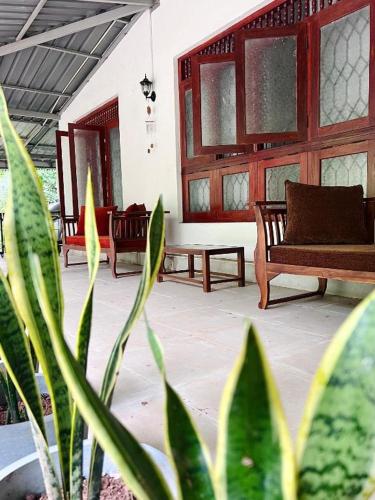 uma sala de estar com um sofá e uma mesa em The Cinnamon Villa Kandy em Kandy