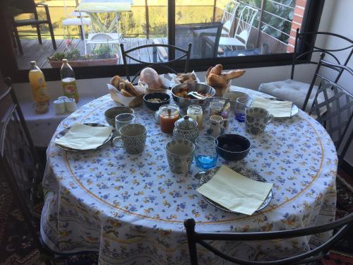 une table avec un chiffon de table bleu et blanc contenant de la nourriture dans l'établissement B&B Chez Odile, à Mirabel