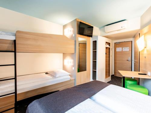 Postel nebo postele na pokoji v ubytování B&B Hotel Rosenheim