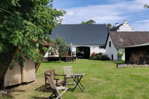 a table and chairs in the yard of a house at Fuglsanggaard Stalden in Præstø