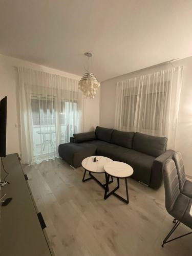 uma sala de estar com um sofá e uma mesa em Apartment vosa 2 em Ulcinj