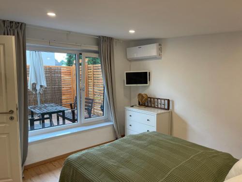 - une chambre avec un lit et une fenêtre avec un balcon dans l'établissement Kleines gemütliches Bungalow in Havelnähe, à Brandebourg-sur-la-Havel