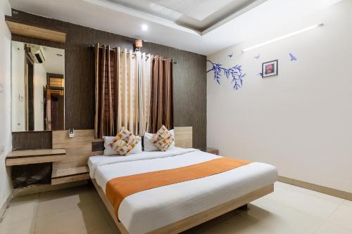 FabHotel Shree Regency في بوبال: غرفة نوم بسرير كبير في غرفة