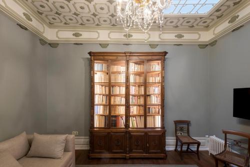 a living room with a book shelf with books at Valverde Santar Hotel & SPA - Relais & Châteaux in Santar