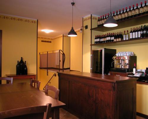 un bar con barra de madera en un restaurante en Agriturismo Casa Garello, en Salice Terme