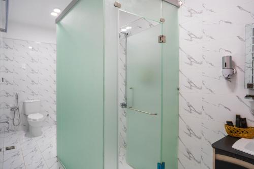 een douche met een glazen deur in de badkamer bij Dirleh Hotel in Skardu