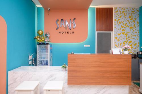 a store with a sign that says sans hotel on the wall at Sans Hotel City Park Medoho Semarang in Alastuwo