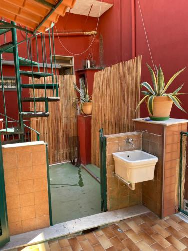 ein Bad mit einem WC und einer roten Wand in der Unterkunft Greta’s House - Napoli Centro in Neapel