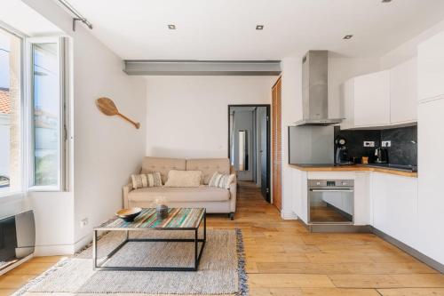 - un salon avec un canapé et une table dans l'établissement T2 Les Altéas - Cozy & Modern apartment - quiet area - city center, à Biarritz