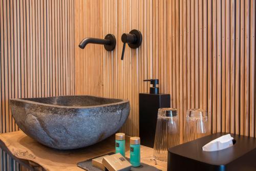 y baño con lavabo en un mostrador de madera. en Hotel Torre Mayorazgo, en Villatoro