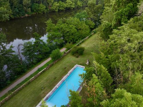 an overhead view of a swimming pool next to a river at La Rebière d'Or, B&B et Gîte in Mouleydier
