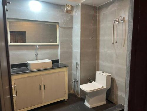 y baño con aseo, lavabo y ducha. en Suite Room for Business Travels, en Bilāspur