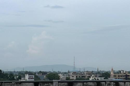 een uitzicht op de skyline van de stad met gebouwen bij Suite Room for Business Travels in Bilāspur