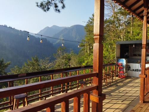 eine Veranda mit Stühlen und Bergblick in der Unterkunft Pijar Resort Powered by Cocotel 