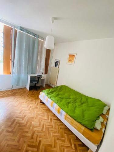 Кровать или кровати в номере Appartement T4 Madoumier