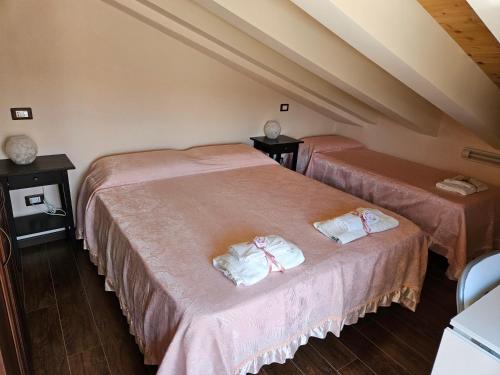a room with two beds with pink sheets at Quiete del Sirino in Moliterno