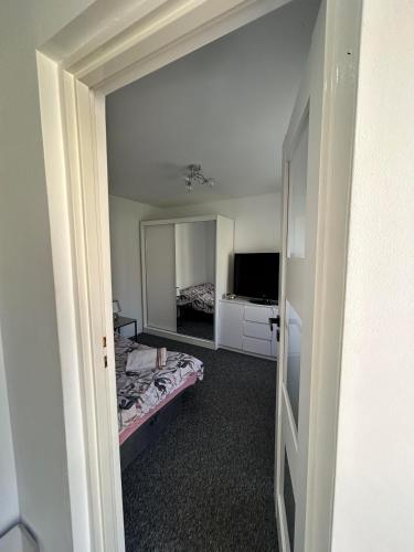 a room with a bedroom with a bed and a television at Apartament in Orzysz