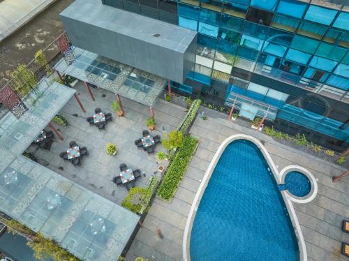 una vista aérea de una piscina frente a un edificio en The Raviz Calicut, en Kozhikode