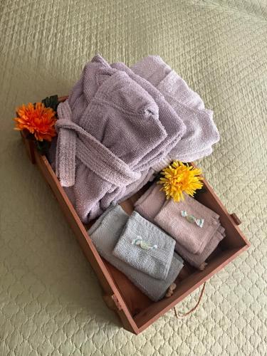 a wooden tray with towels and flowers in it at camera Santa Rita in Turin
