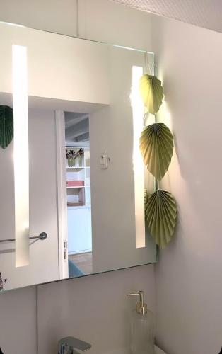 une salle de bain avec un miroir et un lavabo dans l'établissement Beau studio Gare de Lyon, à Paris