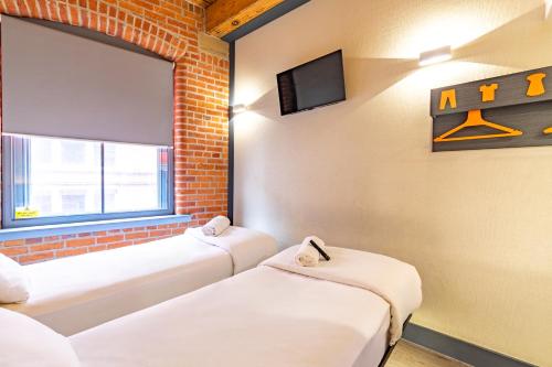 מיטה או מיטות בחדר ב-easyHotel Manchester