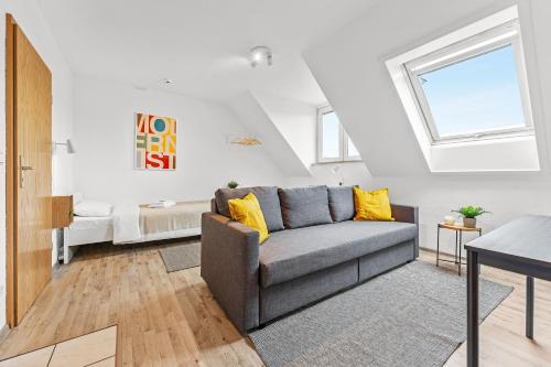 a living room with a couch and a window at Helles modernes zentrales Studio, nahe BTU, vollausgestattet&Parkplatz auf Anfrage in Cottbus