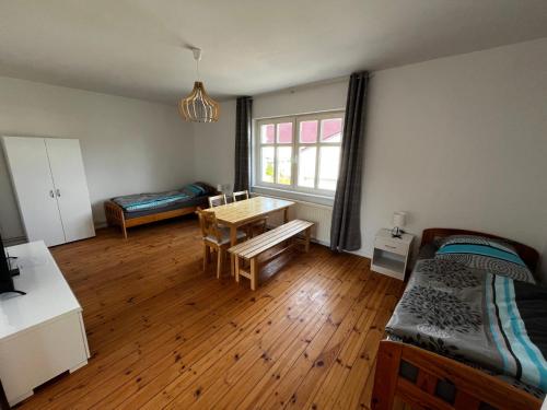 a room with a desk and a bed and a table at Große Monteurwohunung-Fewo in Trebbin