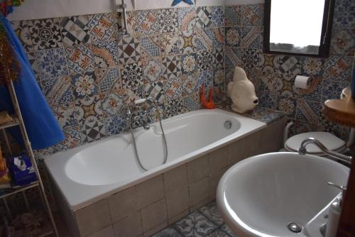 een badkamer met een bad en een wastafel bij A casa di Bruno in Perugia