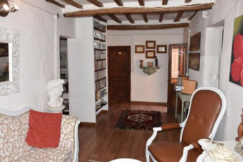 een woonkamer met een stoel en een tafel bij A casa di Bruno in Perugia