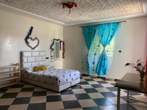 1 dormitorio con 1 cama y suelo a cuadros en Villa Proche de l'aéroport Mohammed V en Deroua